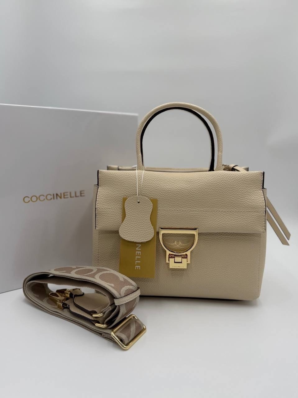 coccinelle сумка на плечо кросс-боди arlettis signature,коричневая сумка arlettis coccinelle,coccinelle сумка,женская сумка coccinelle,coccinelle сумка arlettis signature