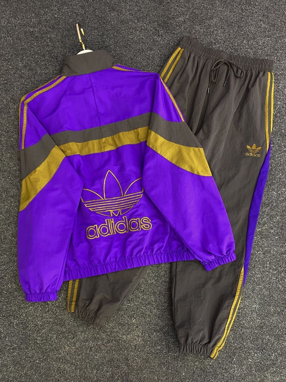спортивный костюм adidas из 90х,adidas vintage 90s purple neon windbreaker jacket,спортивный костюм adidas в стиле 90х,костюм adidas в стиле 90х,ретро спортивный костюм adidas