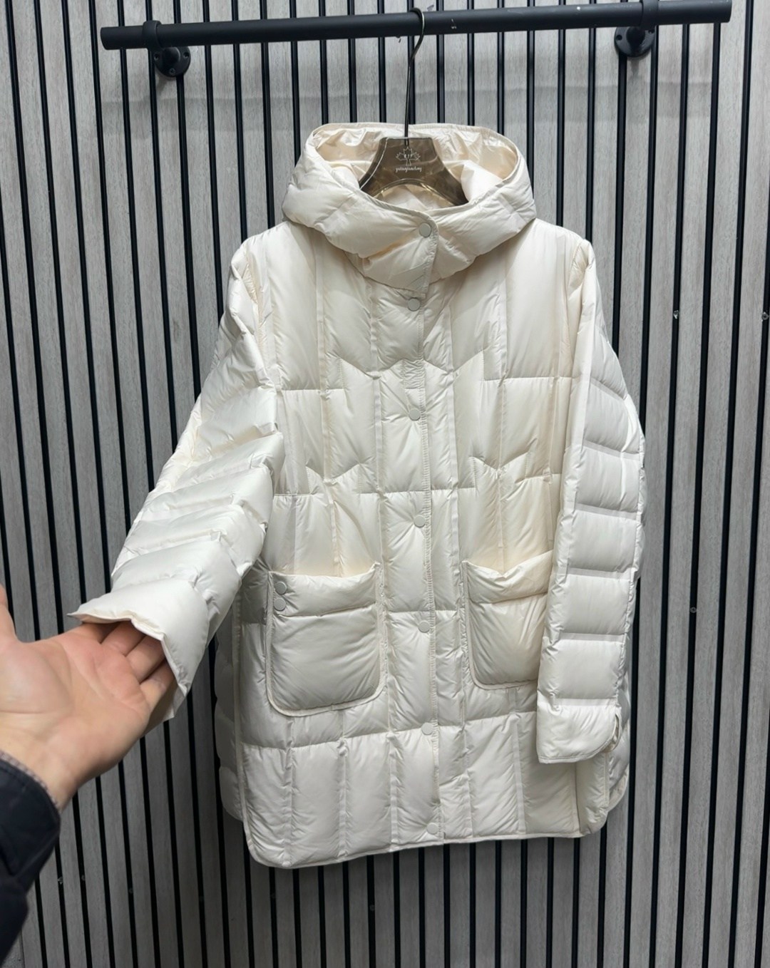 женский пуховик 90% на белом утином пуху,стильные пуховики,женский пуховик,стеганый пуховик,schinteon женская белая куртка на утином пуху с капюшоном
