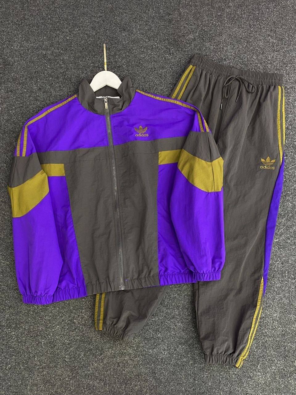 спортивный костюм adidas из 90х,adidas vintage 90s purple neon windbreaker jacket,спортивный костюм adidas в стиле 90х,костюм adidas в стиле 90х,ретро спортивный костюм adidas