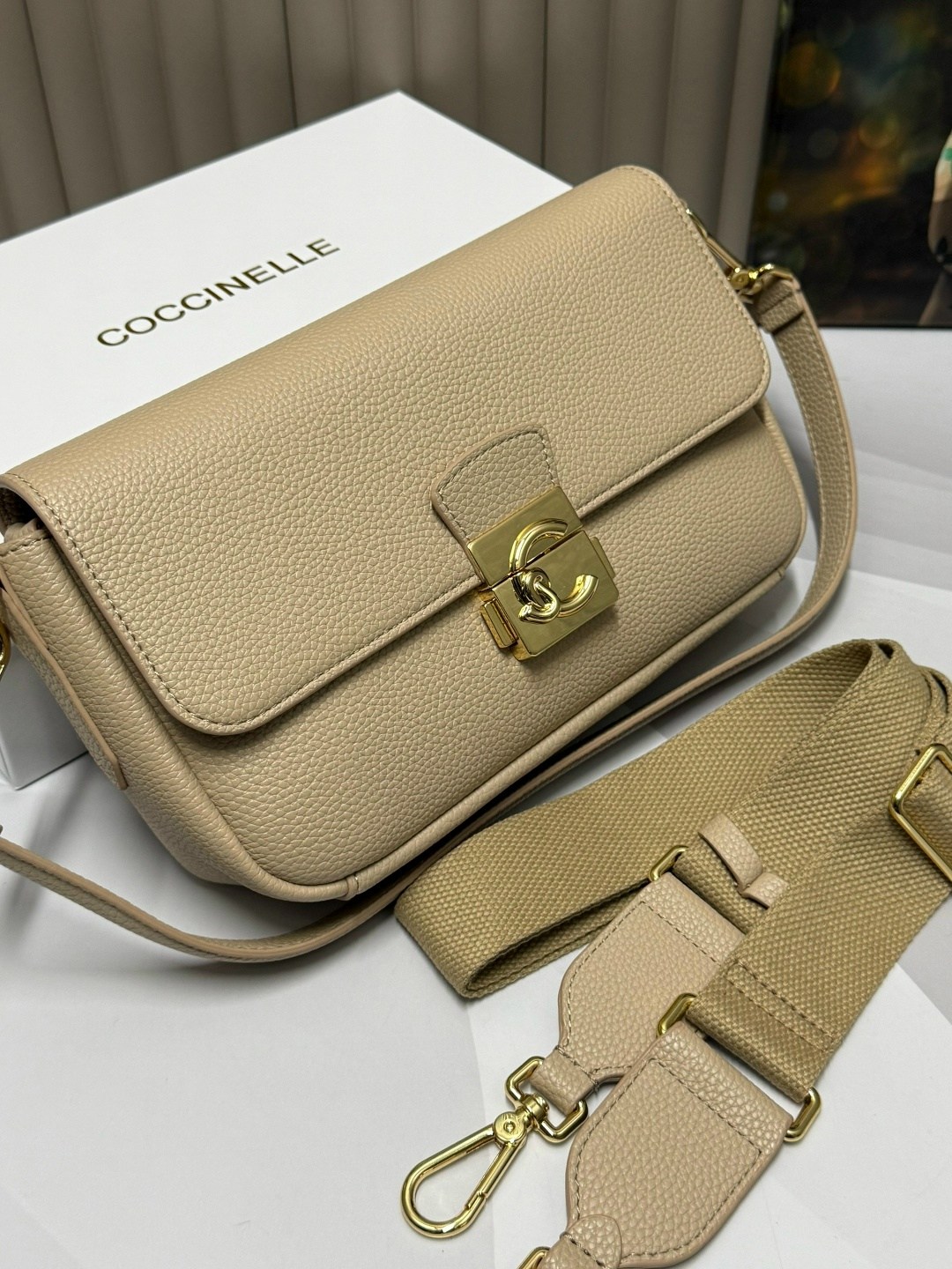 сумка coccinelle,сумка женская coccinelle,сумка coccinelle через плечо,бежевая сумка,сумка