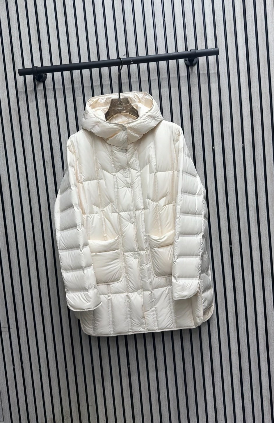 женский пуховик 90% на белом утином пуху,стильные пуховики,женский пуховик,стеганый пуховик,schinteon женская белая куртка на утином пуху с капюшоном