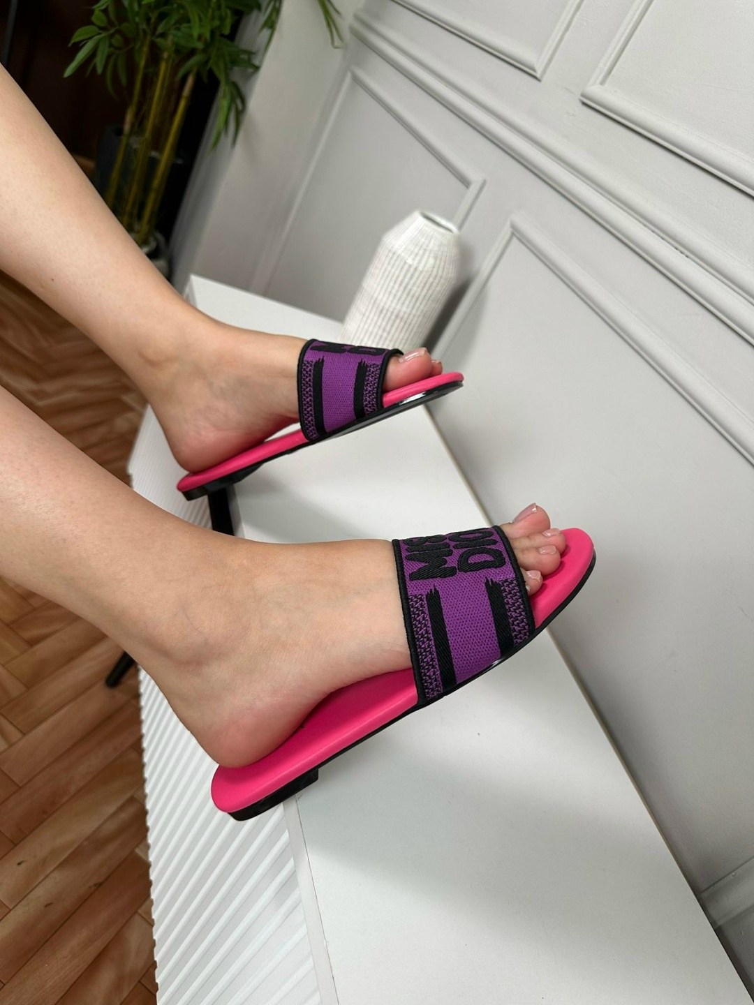 ,шлепки диор женские,женские шлепанцы,тапочки модные,шлепки диор