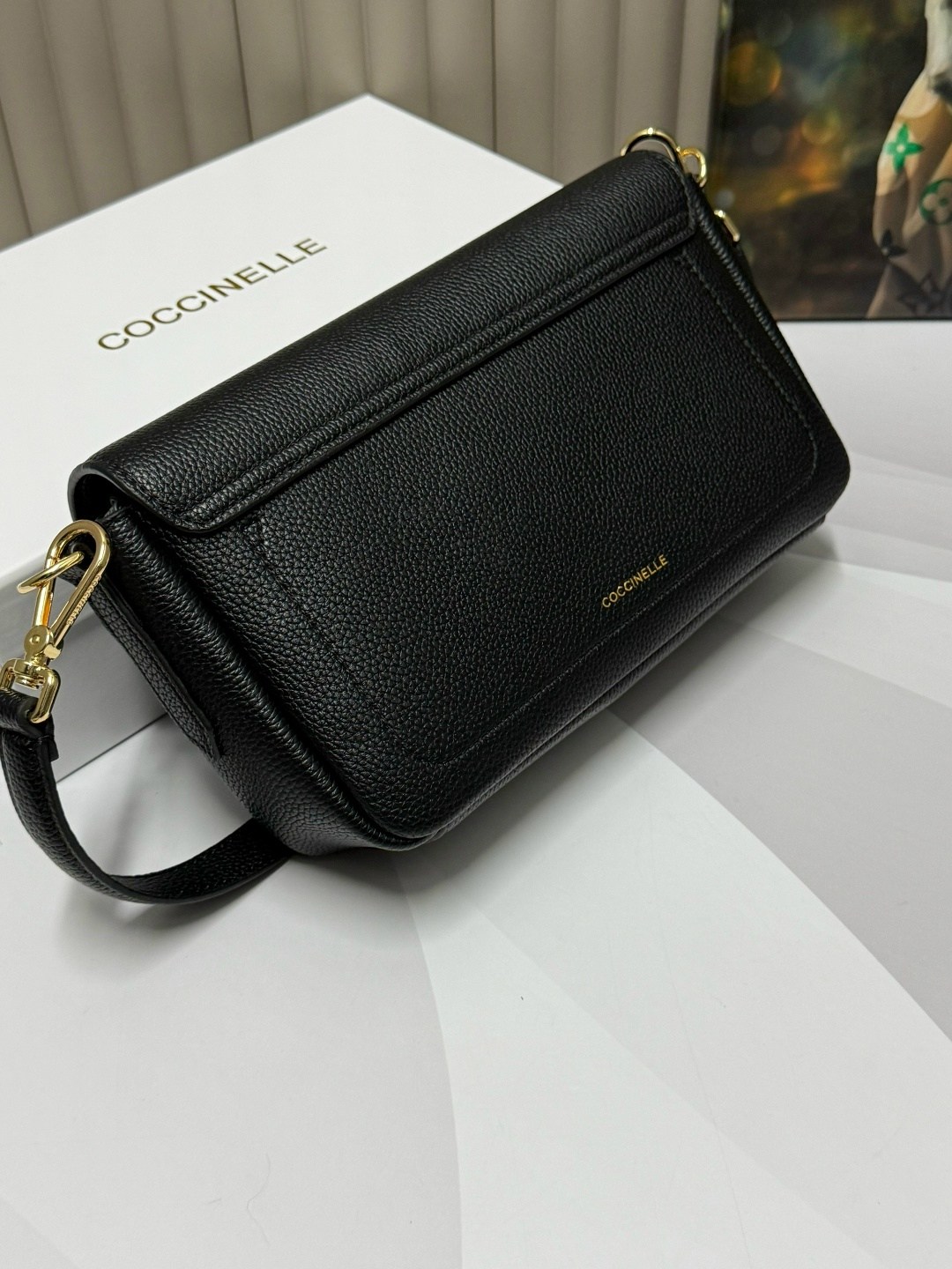 сумка coccinelle,сумка женская coccinelle,сумка coccinelle через плечо,бежевая сумка,сумка