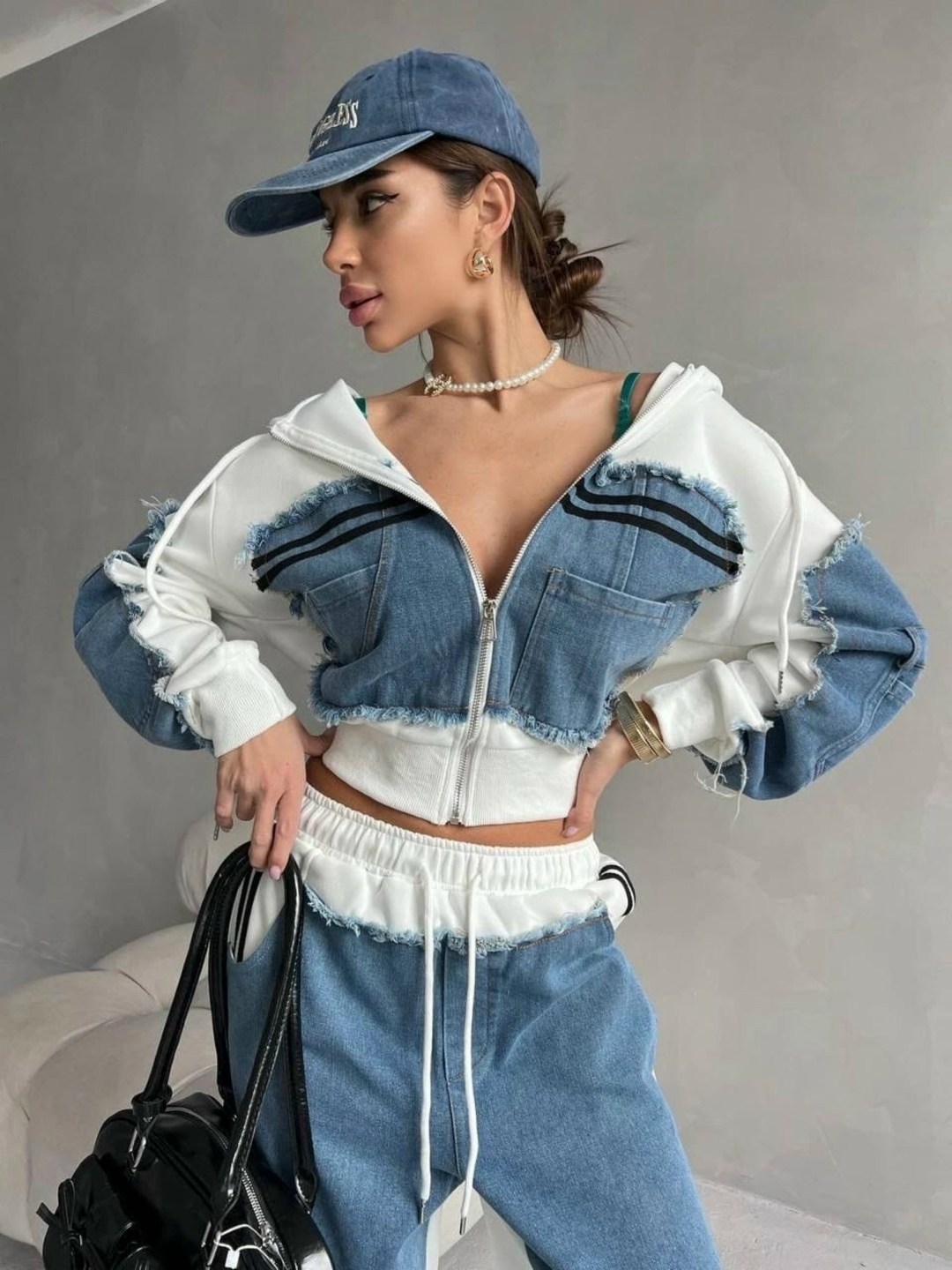 костюм джинсовый,стиль спорт шик,женские костюмы,джинсовая куртка с интересными вставками