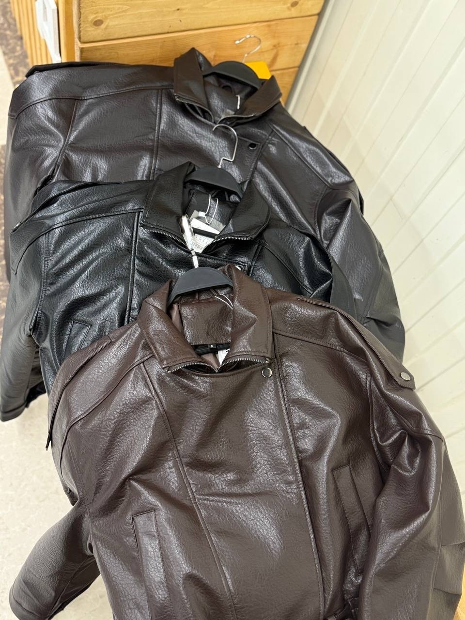 кожаная куртка yves saint laurent,кожаная куртка,женская кожаная куртка,модные кожаные куртки,короткая куртка из искусственной кожи