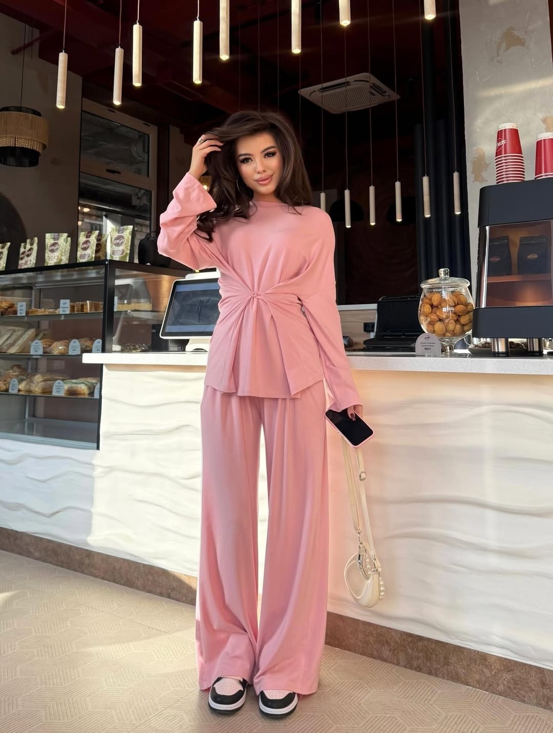 брючный костюм,брючный костюм женский,элегантный брючный костюм,трикотажный брючный костюм женский,стильный розовый брючный костюм в пижамном стиле