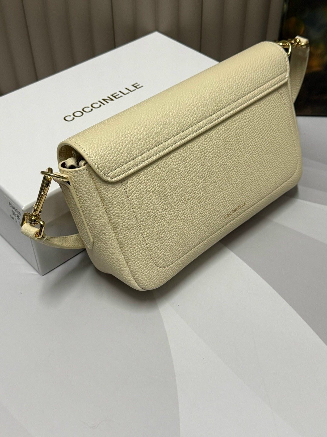 сумка coccinelle,сумка женская coccinelle,сумка coccinelle через плечо,бежевая сумка,сумка