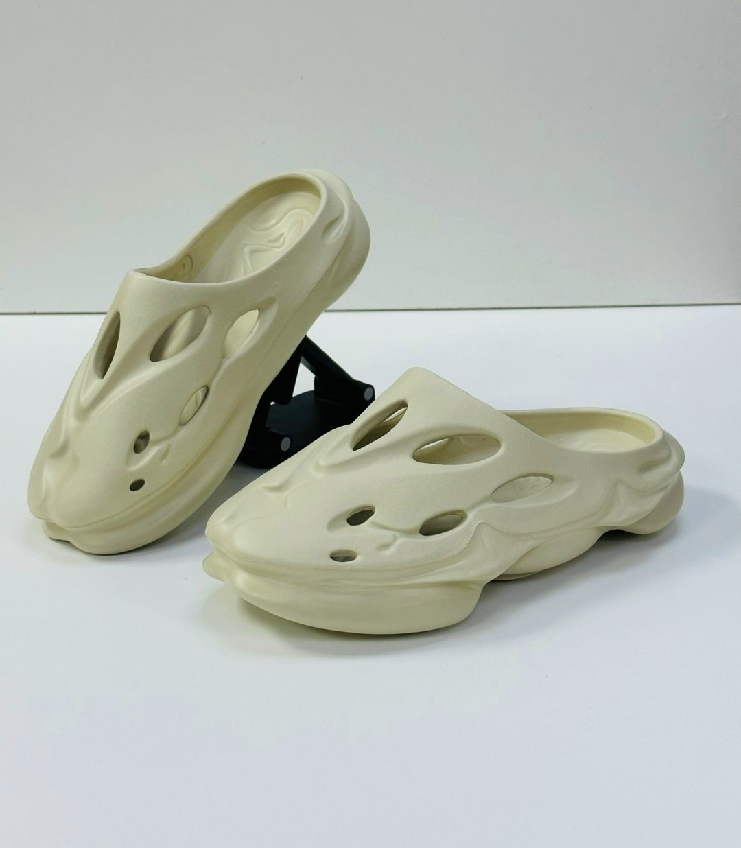 adidas yeezy foam runner,необычные шлепанцы,пляжная ,yeezy foam runner,мужские шлепанцы