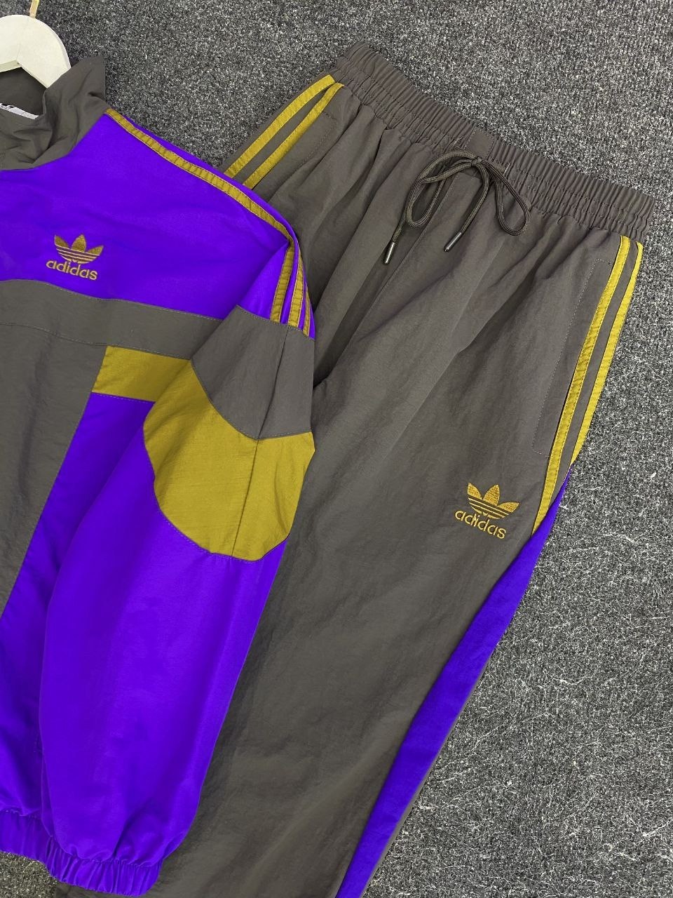 спортивный костюм adidas из 90х,adidas vintage 90s purple neon windbreaker jacket,спортивный костюм adidas в стиле 90х,костюм adidas в стиле 90х,ретро спортивный костюм adidas