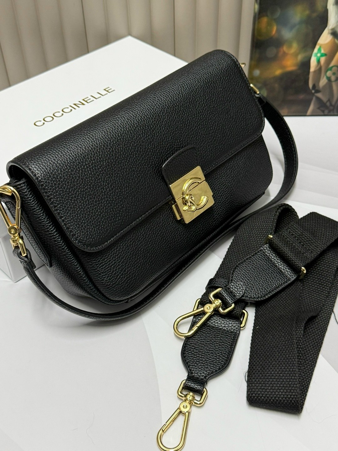 сумка coccinelle,сумка женская coccinelle,сумка coccinelle через плечо,бежевая сумка,сумка