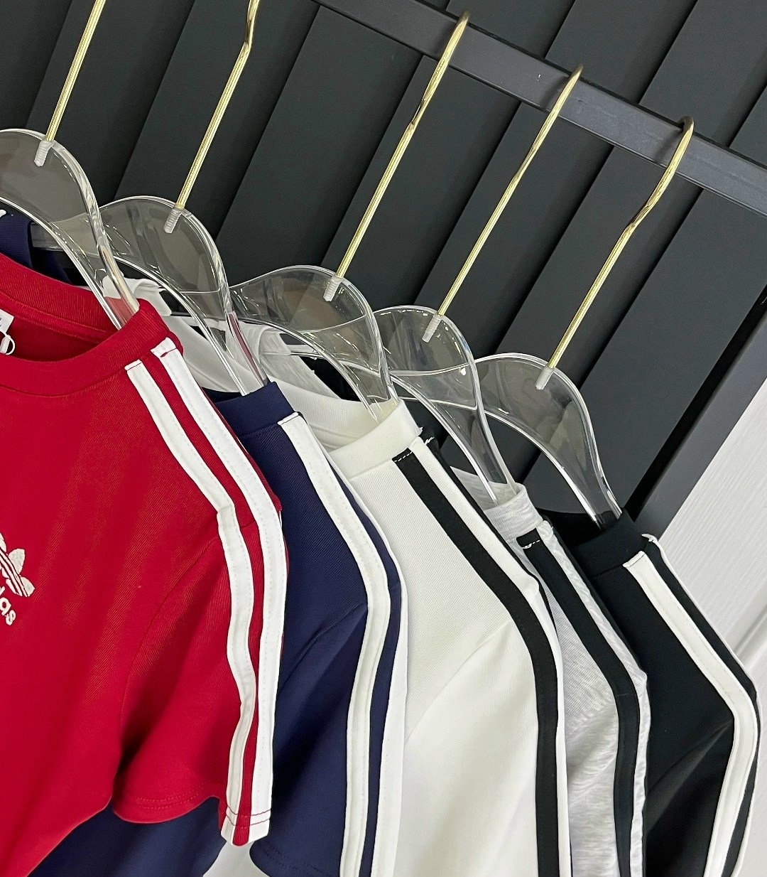 серая футболка с тремя полосками adidas originals,футболка adidas essentials plus three stripes серый,футболка адидас серая,футболка женская adidas,adidas originals adidas