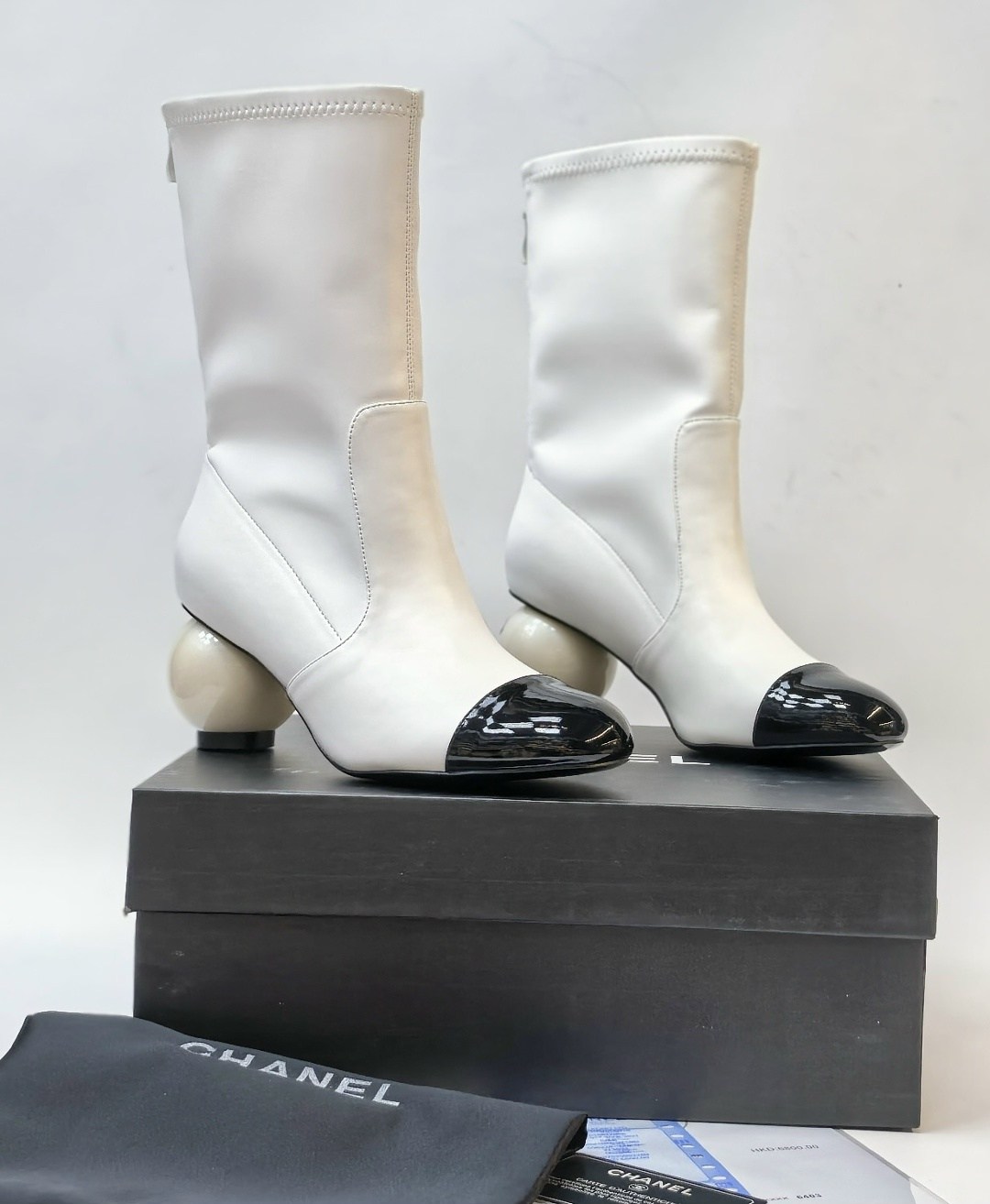 ботильоны chanel,женские текстильные сапоги chanel 2026 белые с черным,кожаные ботильоны chanel,женские комбинированные сапоги chanel белые с черным,сапоги chanel