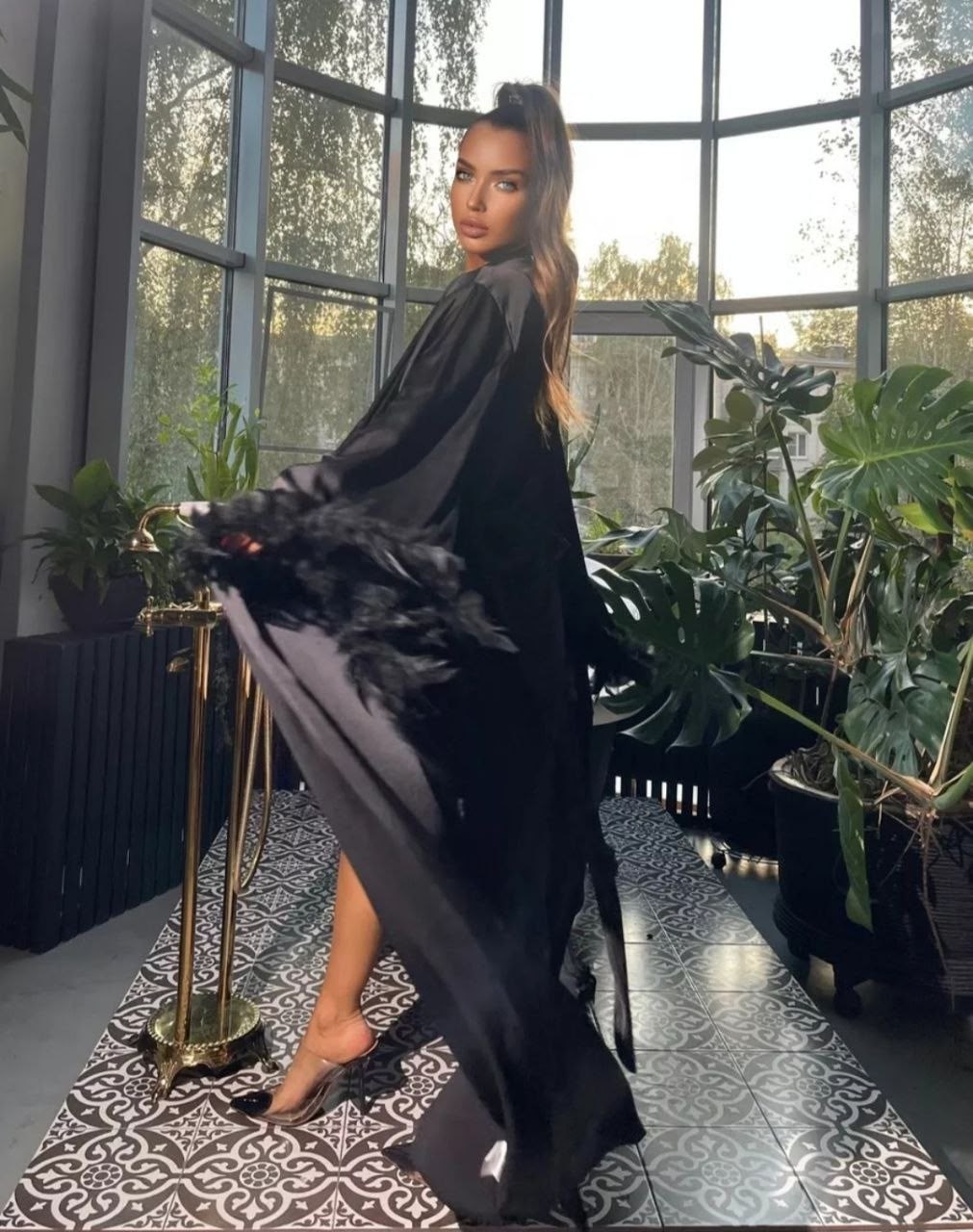 халат пеньюар с перьями и разрезами женский sidginhome,2026 летние женские роскошные халаты длинные белые свободные шелковые атласные перья,халат пеньюар с перьями,шелковый халат с перьями,халат с пер