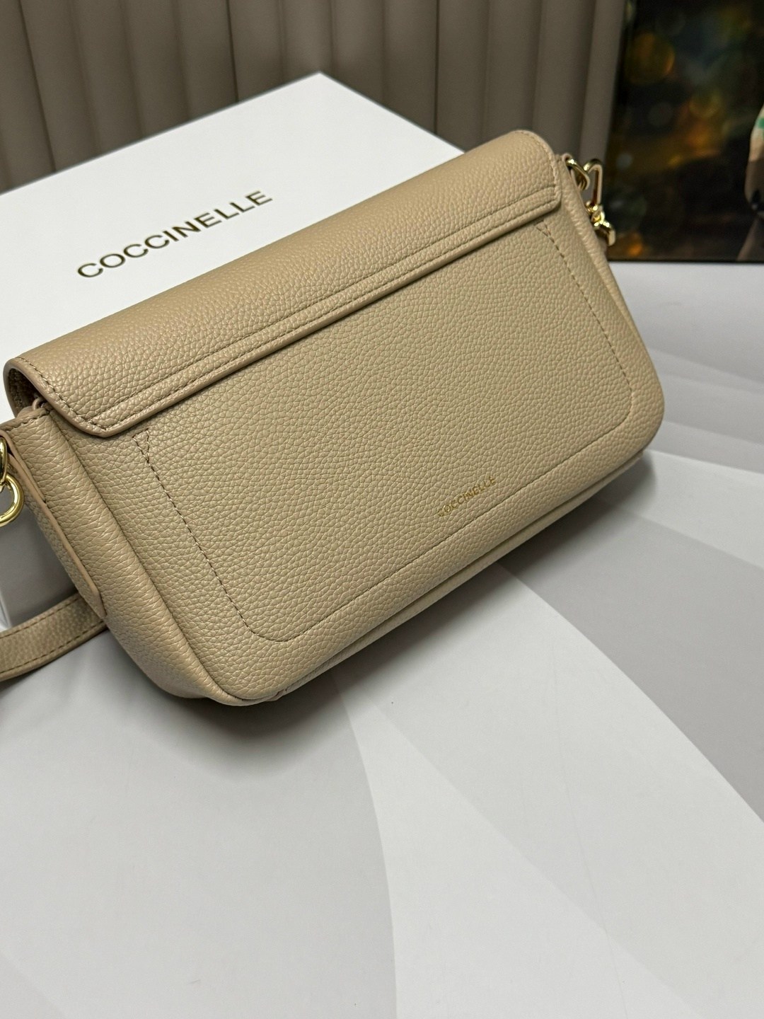 сумка coccinelle,сумка женская coccinelle,сумка coccinelle через плечо,бежевая сумка,сумка