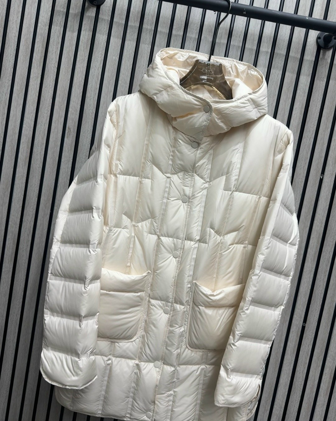 женский пуховик 90% на белом утином пуху,стильные пуховики,женский пуховик,стеганый пуховик,schinteon женская белая куртка на утином пуху с капюшоном