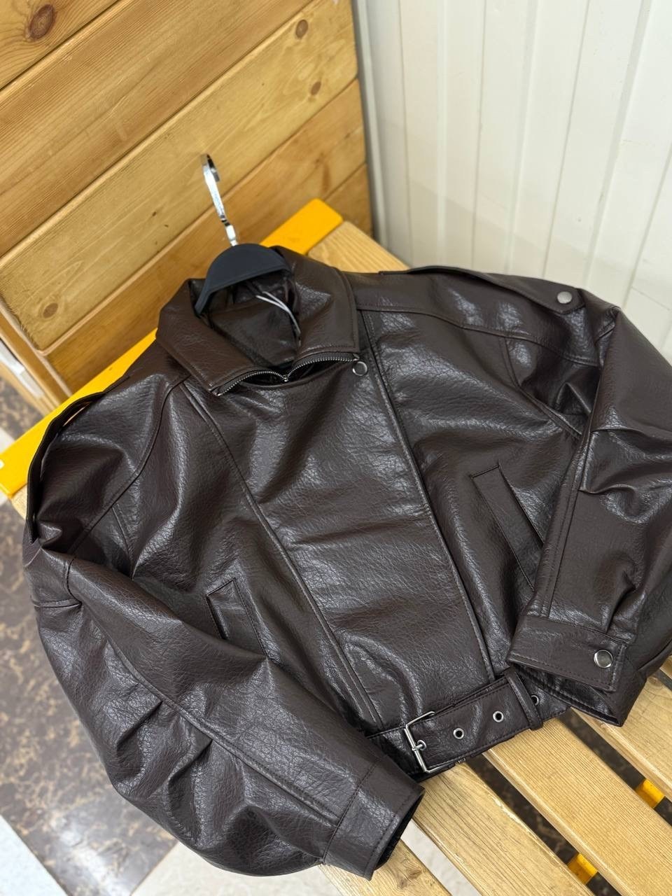 кожаная куртка yves saint laurent,кожаная куртка,женская кожаная куртка,модные кожаные куртки,короткая куртка из искусственной кожи