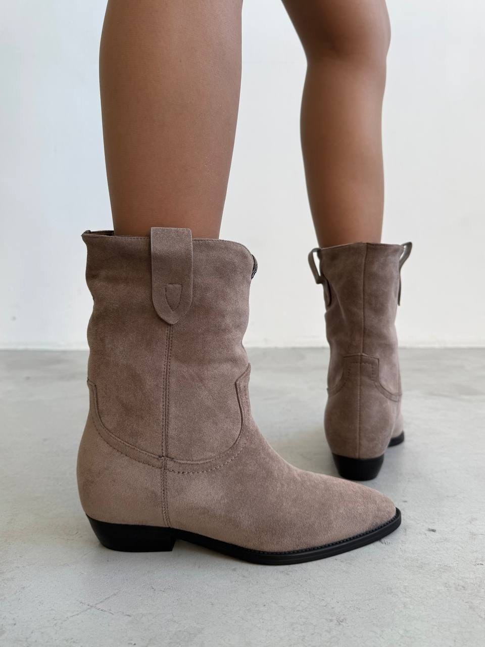 ,осенние ботинки казаки замшевые сапоги и каблуке,ботинки казаки замшевые демисезонные на каблуке бежевые,замшевые ботинки,казаки замшевые эконика