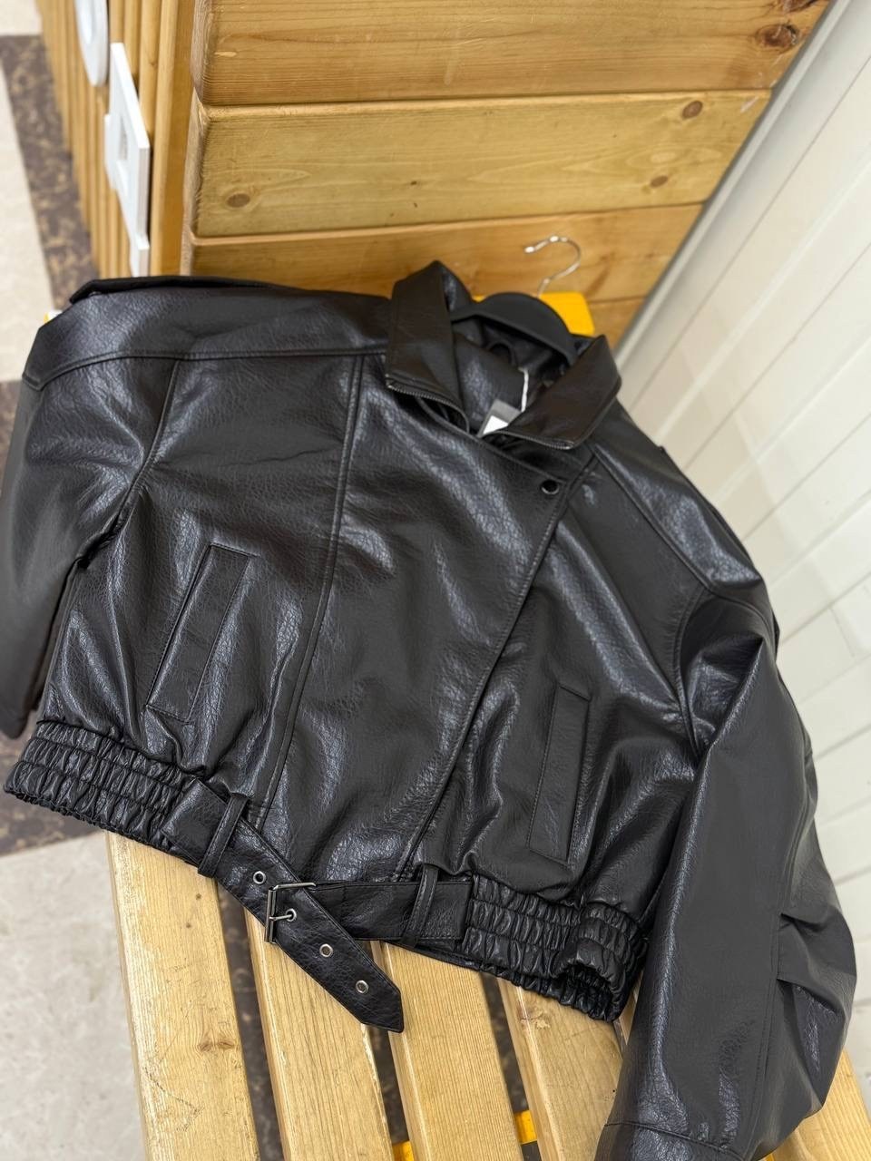 кожаная куртка yves saint laurent,кожаная куртка,женская кожаная куртка,модные кожаные куртки,короткая куртка из искусственной кожи