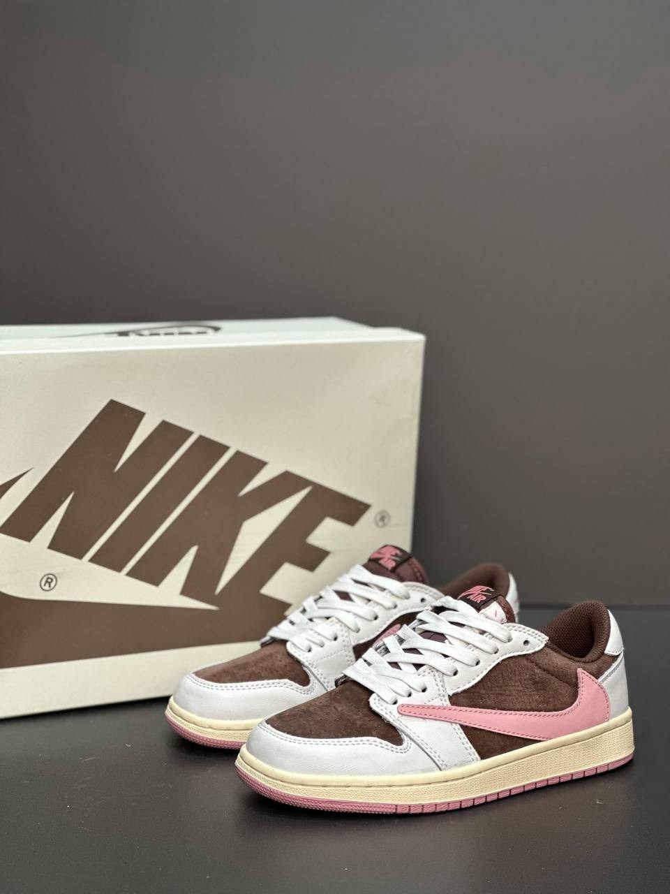 кеды travis scott x air jordan 1 pink oxford,nike air jordan 1 low travis scott,кроссовки nike travis scott x air jordan 1 low,nike air jordan 1 travis scott,кроссовки nike travis scott x air jordan 1