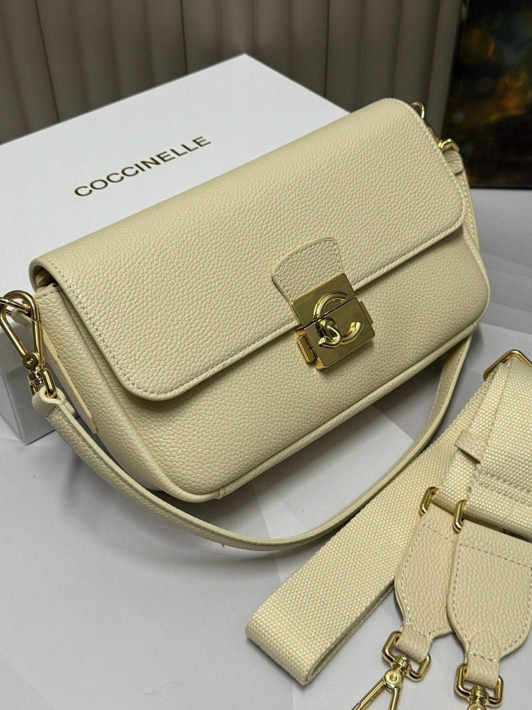 сумка coccinelle,сумка женская coccinelle,сумка coccinelle через плечо,бежевая сумка,сумка