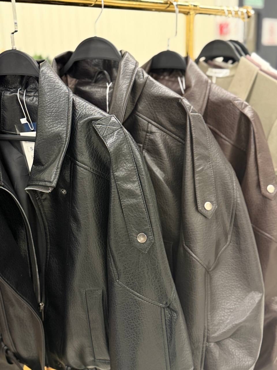 кожаная куртка yves saint laurent,кожаная куртка,женская кожаная куртка,модные кожаные куртки,короткая куртка из искусственной кожи