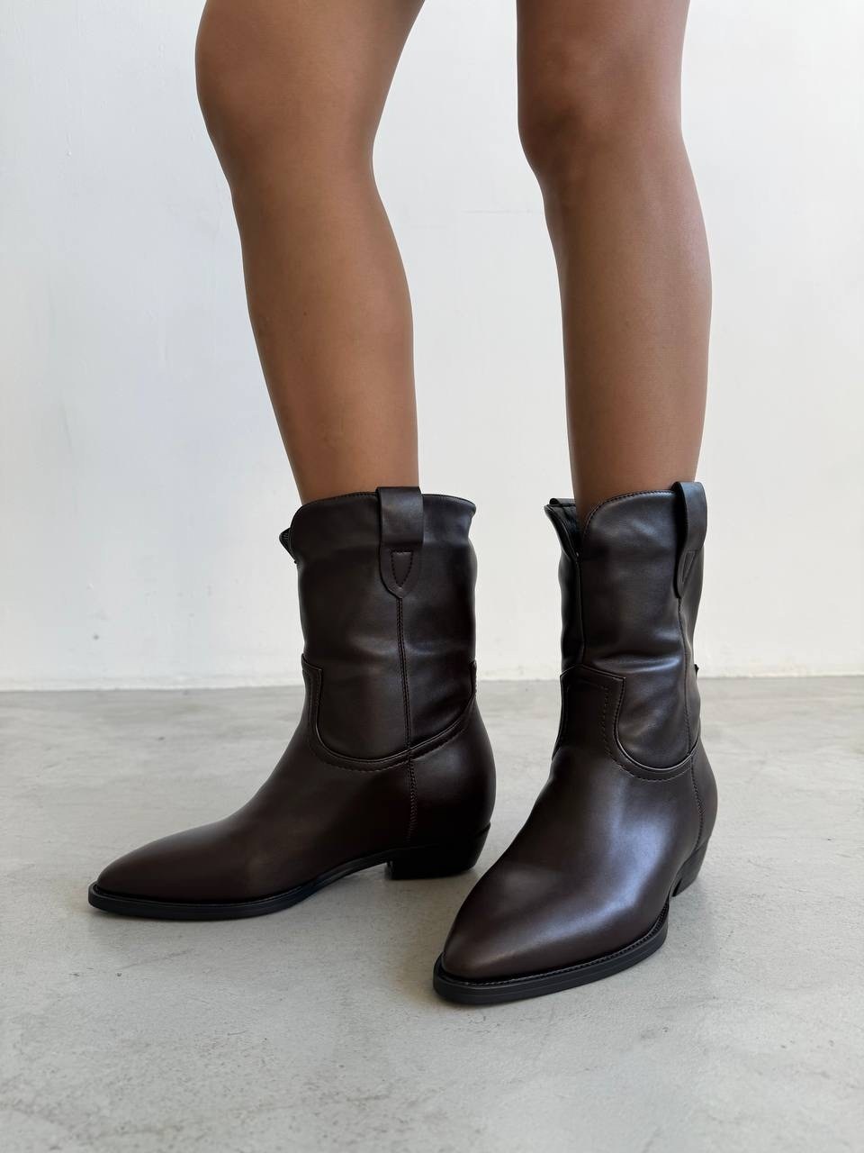 ,осенние ботинки казаки замшевые сапоги и каблуке,ботинки казаки замшевые демисезонные на каблуке бежевые,замшевые ботинки,казаки замшевые эконика