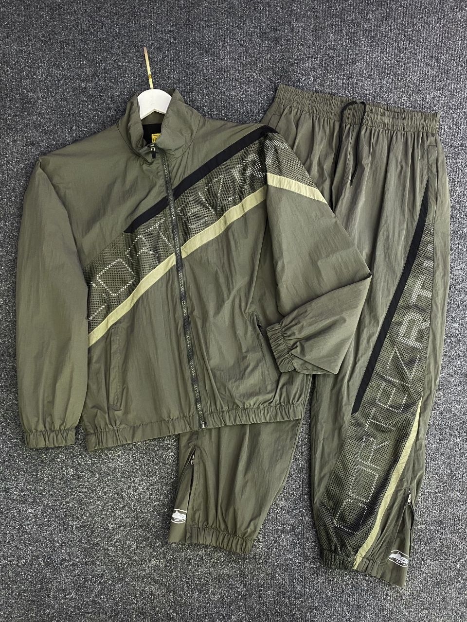 спортивный костюм,мужские спортивные костюмы,костюм спортивный винтажный в стиле 90х ретро на молнии guloria,спортивный костюм brunello cucinelli,костюм спортивный стильный