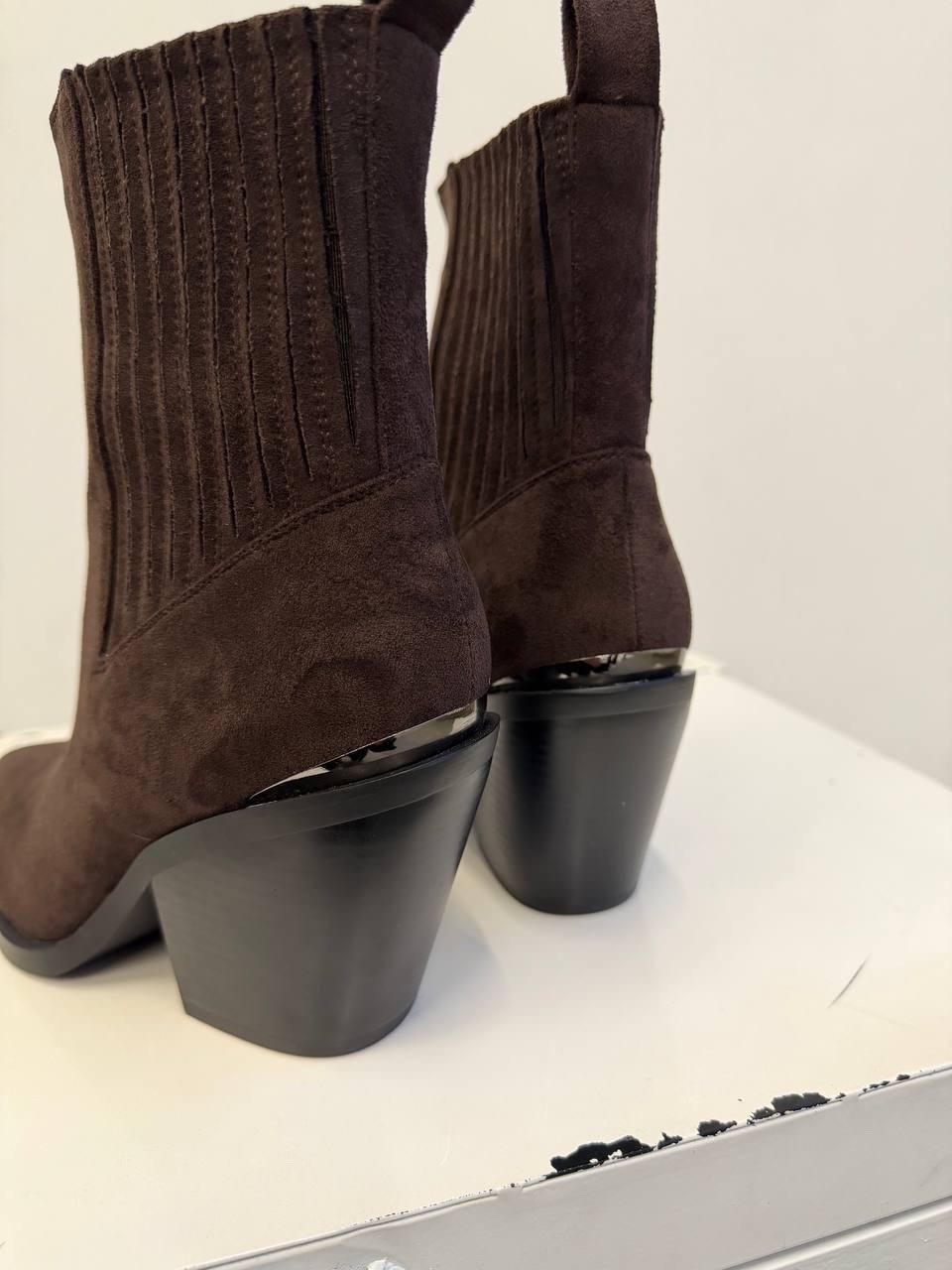 ботинки казаки замшевые демисезонные на каблуке коричневые,ботильоны казаки,казаки замшевые эконика,замшевые казаки,ботинки казаки демисезонные натуральная замша sundania
