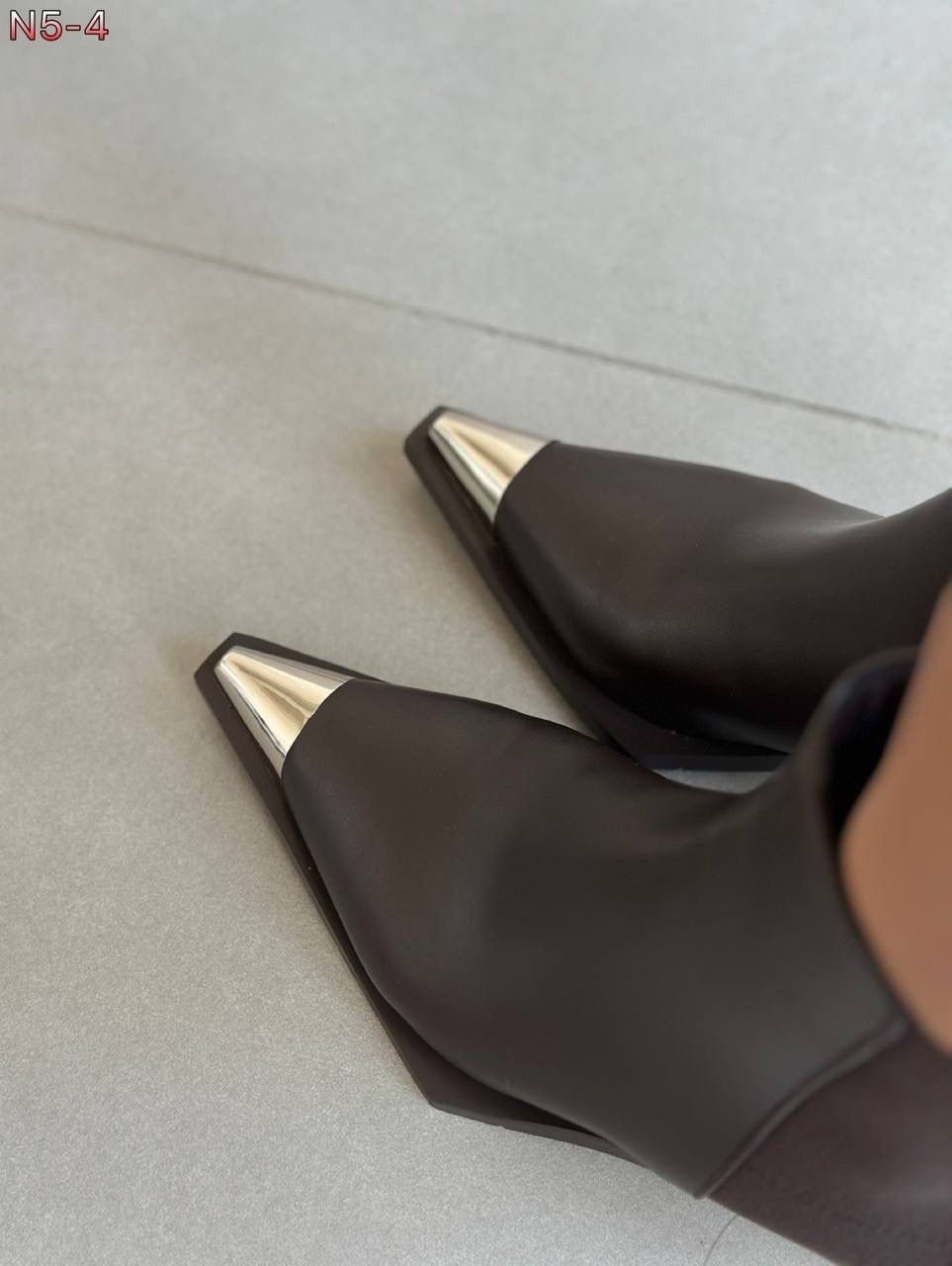 ,женские ботильоны с узким носом на небольшом каблуке,ботинки челси с металлическим носком женские,стильные ботильоны,сапоги казаки женские