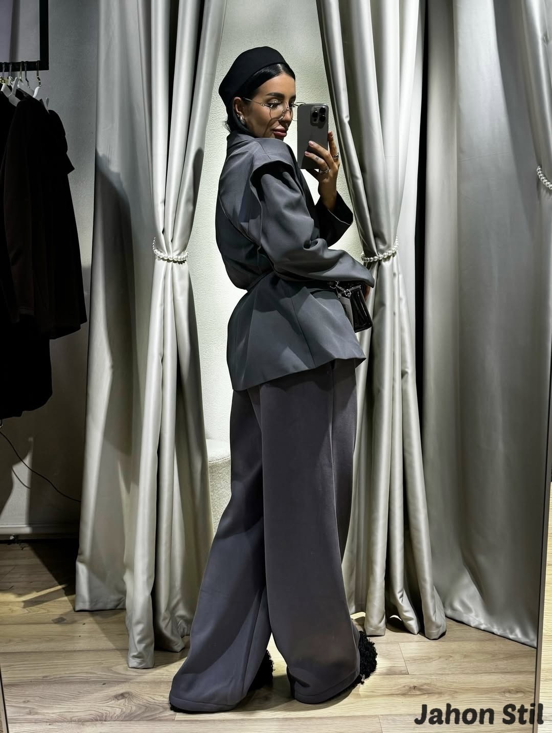 брючный костюм,женский брючный костюм,брючный костюм свободного кроя,серый брючный костюм,костюм с брюками