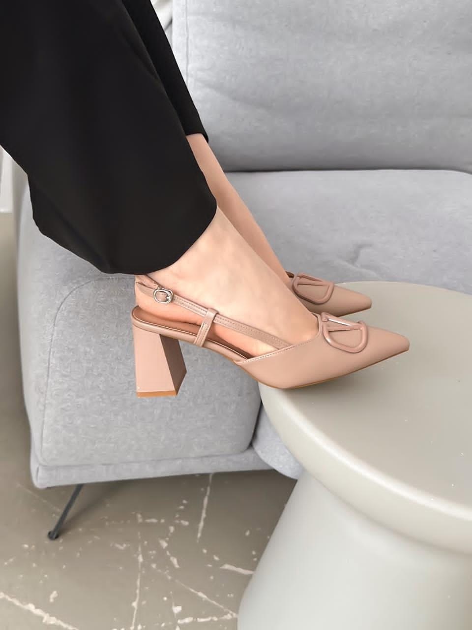 женские босоножки,,босоножки,босоножки с ремешками,valentino туфли