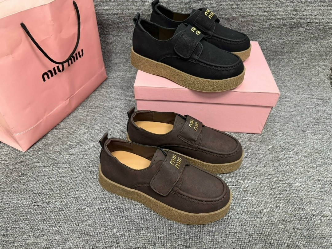 , женская,модная женская ,замшевые лоферы miu miu на высокий подошве и фирменной фурнитурой,ботинки miu miu