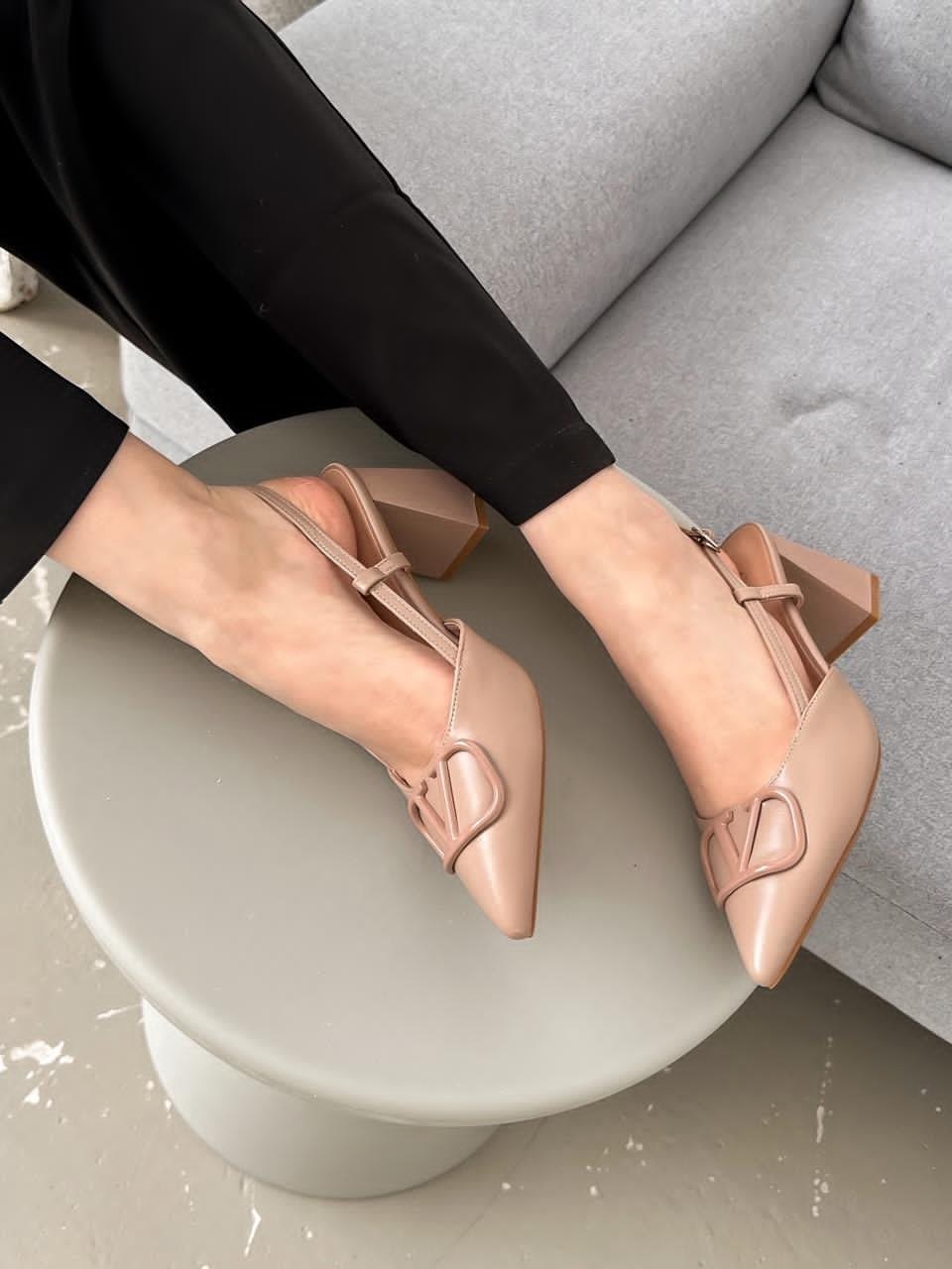 женские босоножки,,босоножки,босоножки с ремешками,valentino туфли