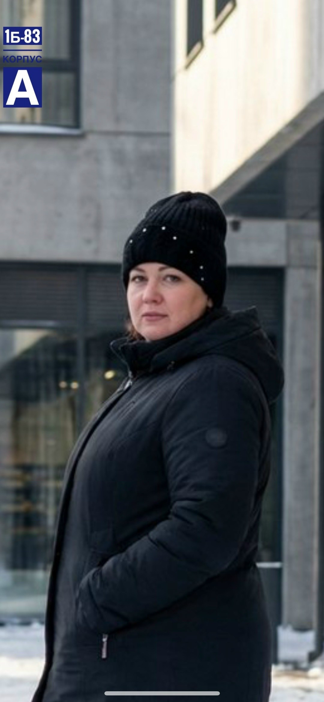 шапка с поперечной косой спицами,шапка с поперечной косой,вязаная женская шапка,белая вязаная шапка,вяжем шапки