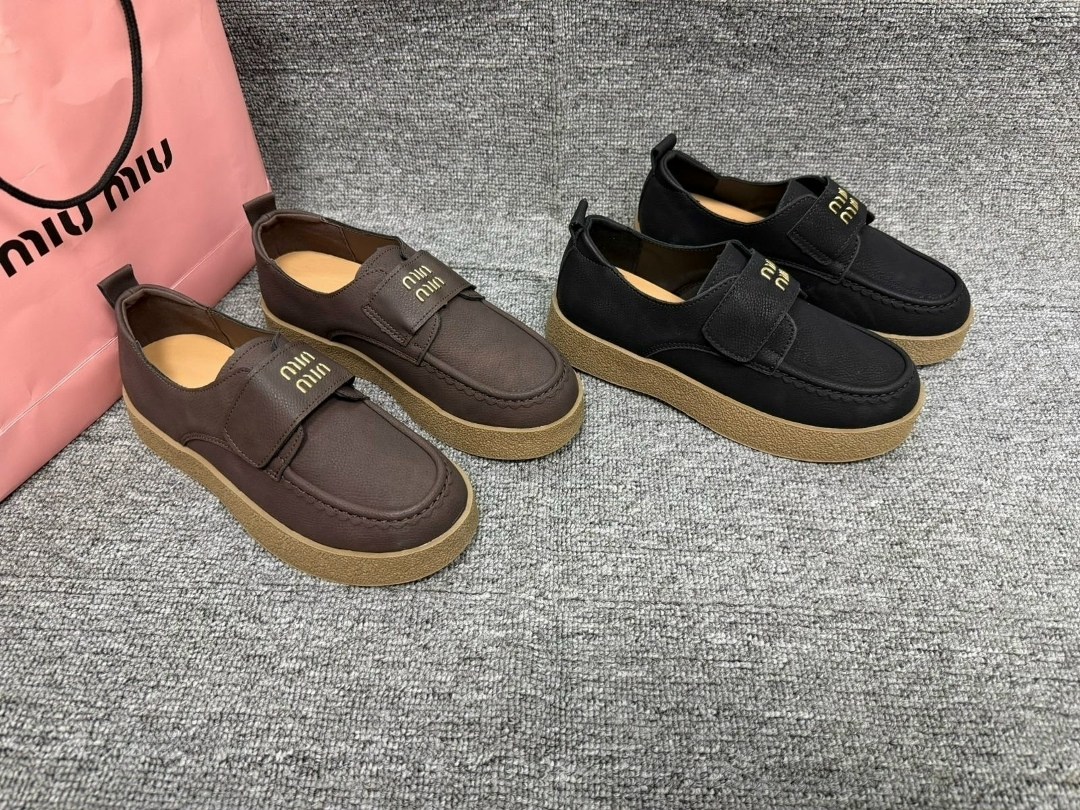 , женская,замшевые лоферы miu miu на высокий подошве и фирменной фурнитурой,модная женская ,обуви