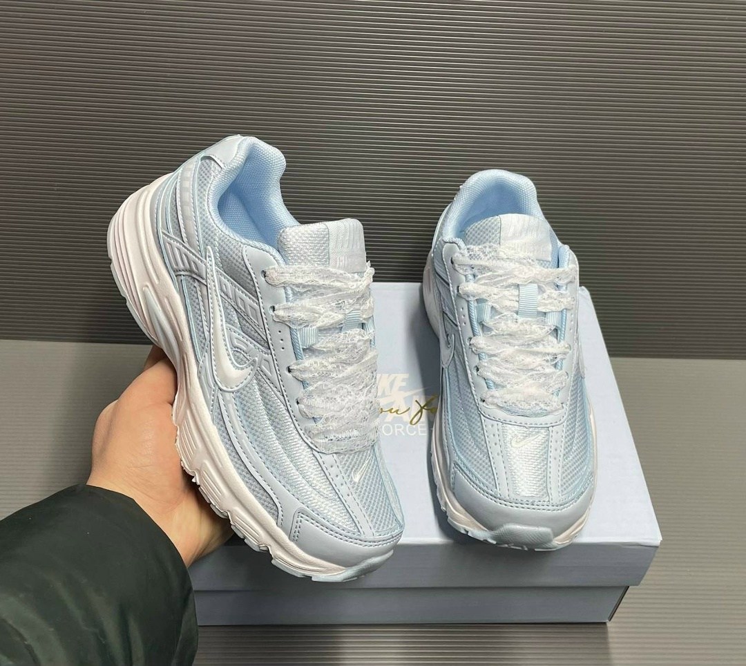 кроссовки nike initiator,кроссовки nike,женские кроссовки nike initiator серебристого цвета,кроссовки,кроссовки женские nike