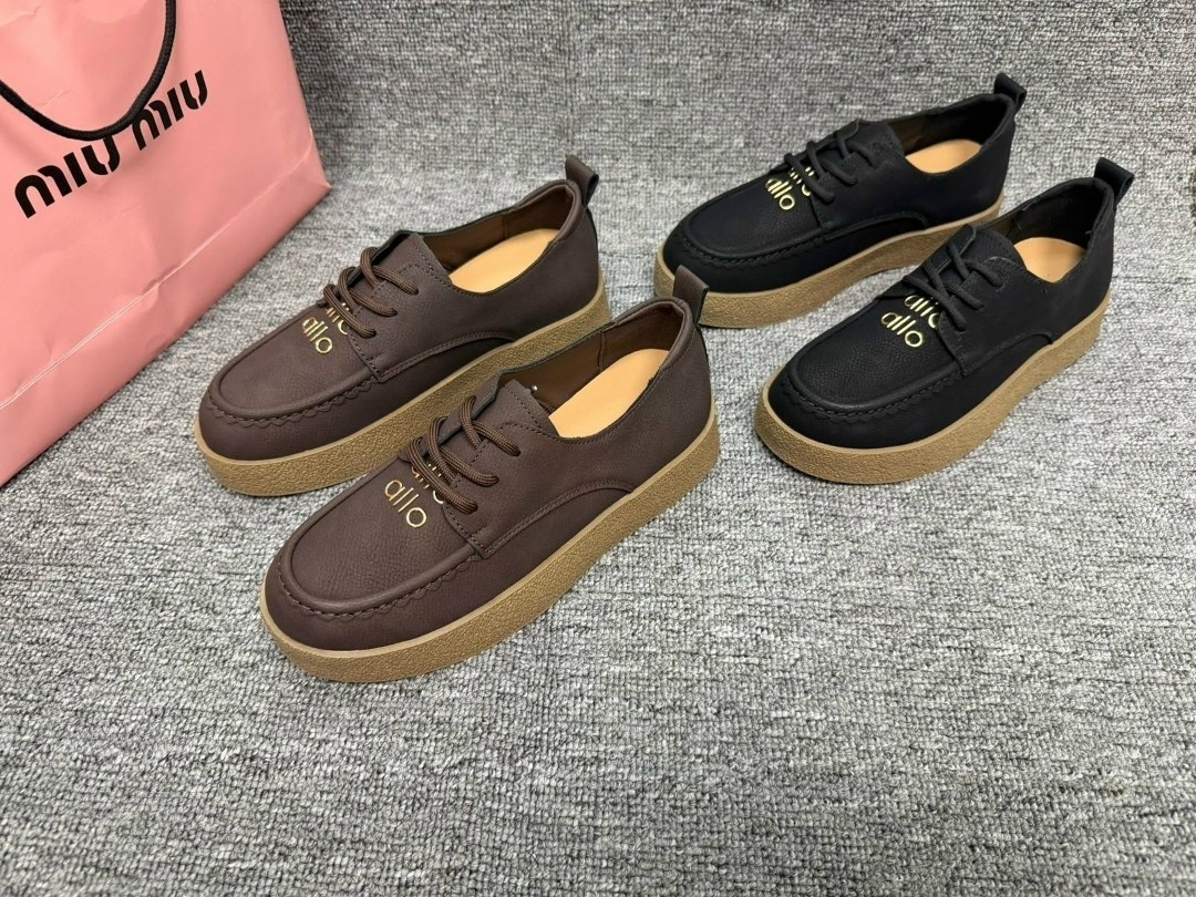 , женская,замшевые лоферы miu miu на высокий подошве и фирменной фурнитурой,модная женская ,обуви