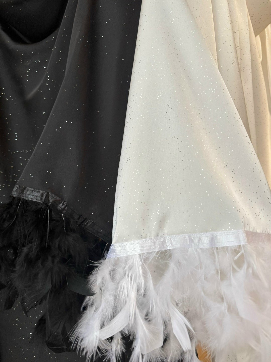 шелковый халат с перьями,халат женский шелковый,халат перья,шелковый халат,длинный халат с перьями