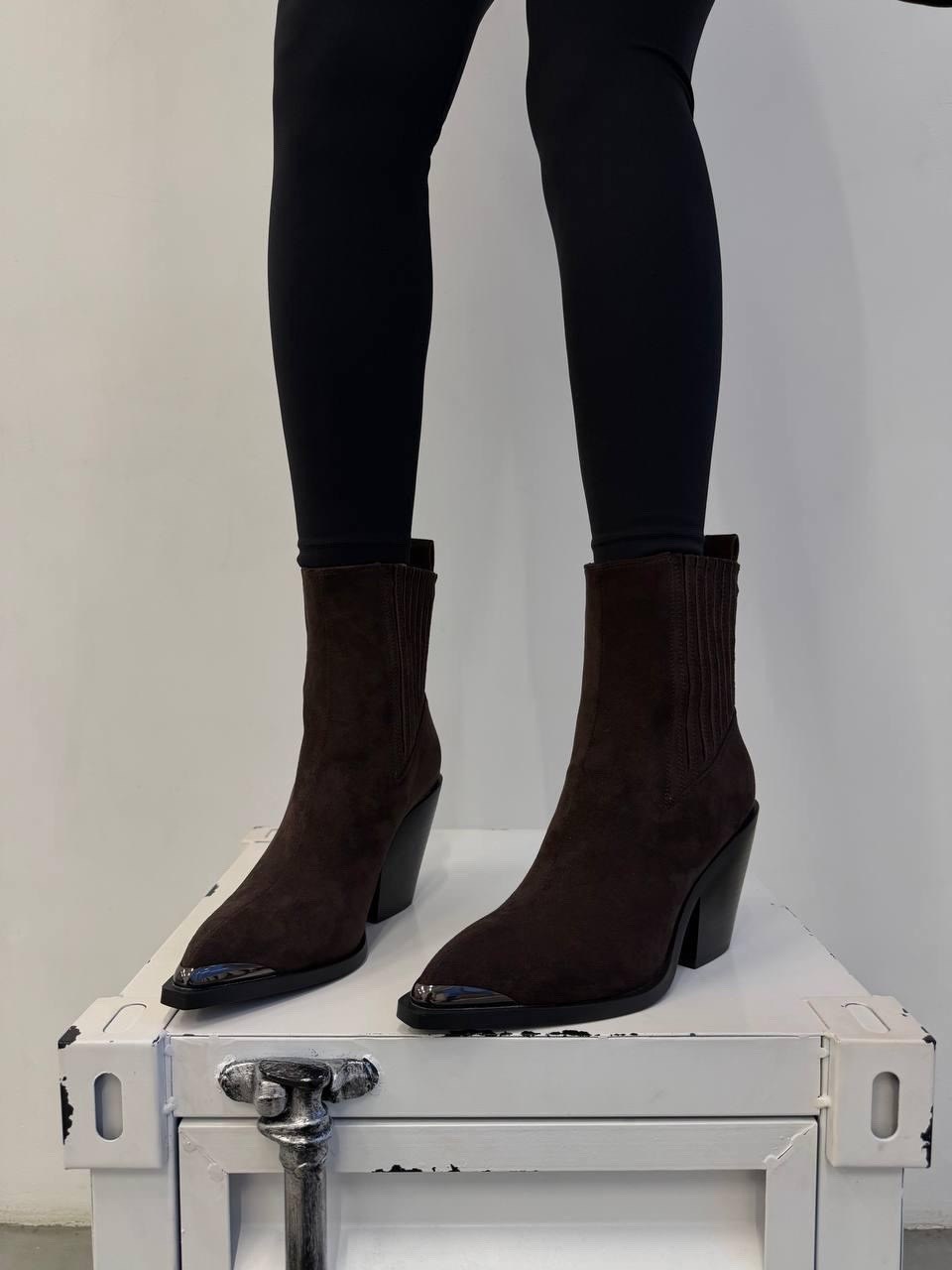ботинки казаки замшевые демисезонные на каблуке коричневые,ботильоны казаки,казаки замшевые эконика,замшевые казаки,ботинки казаки демисезонные натуральная замша sundania