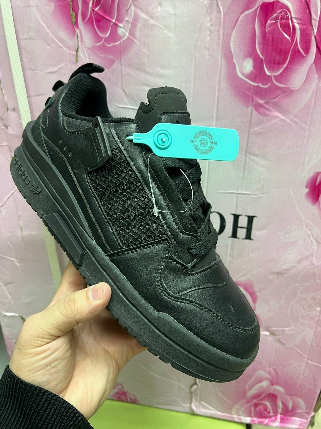 кроссовки adidas,женские кроссовки adidas,популярные адидас кроссовки 2026,adidas originals кроссовки,женские кроссовки адидас