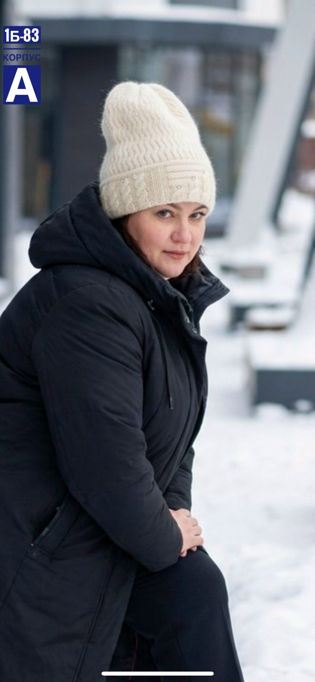 шапка с поперечной косой спицами,шапка с поперечной косой,вязаная женская шапка,белая вязаная шапка,вяжем шапки