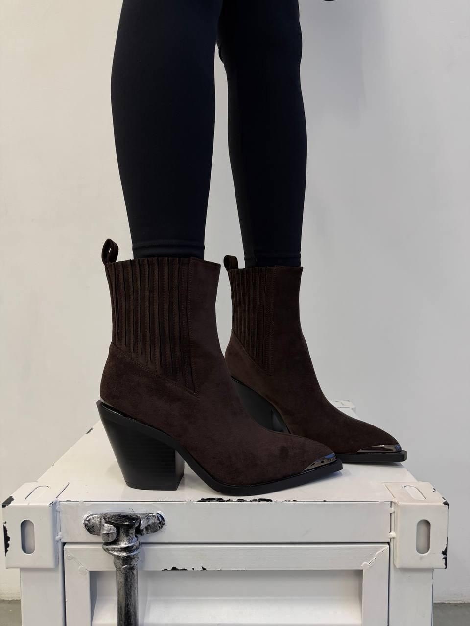 ботинки казаки замшевые демисезонные на каблуке коричневые,ботильоны казаки,казаки замшевые эконика,замшевые казаки,ботинки казаки демисезонные натуральная замша sundania
