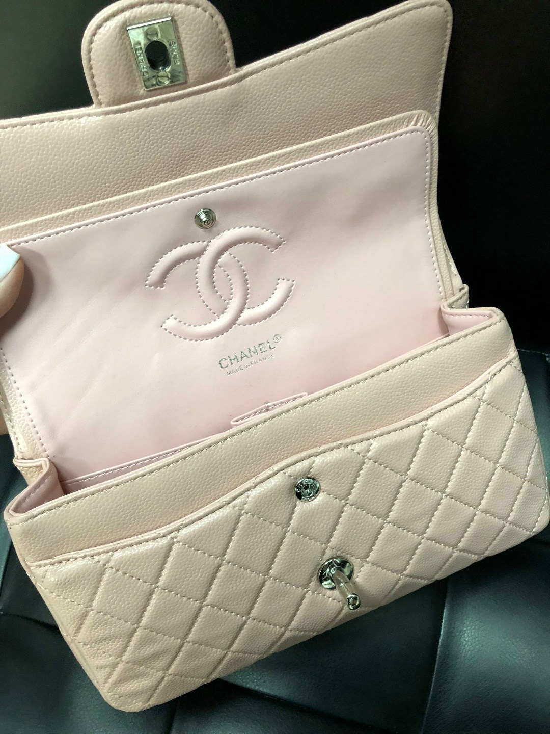 сумка шанель,chanel classic flap bag,chanel сумка,сумка шанель chanel 2.55 flap бежевая с фурнитурой серебро,сумка шанель бежевая
