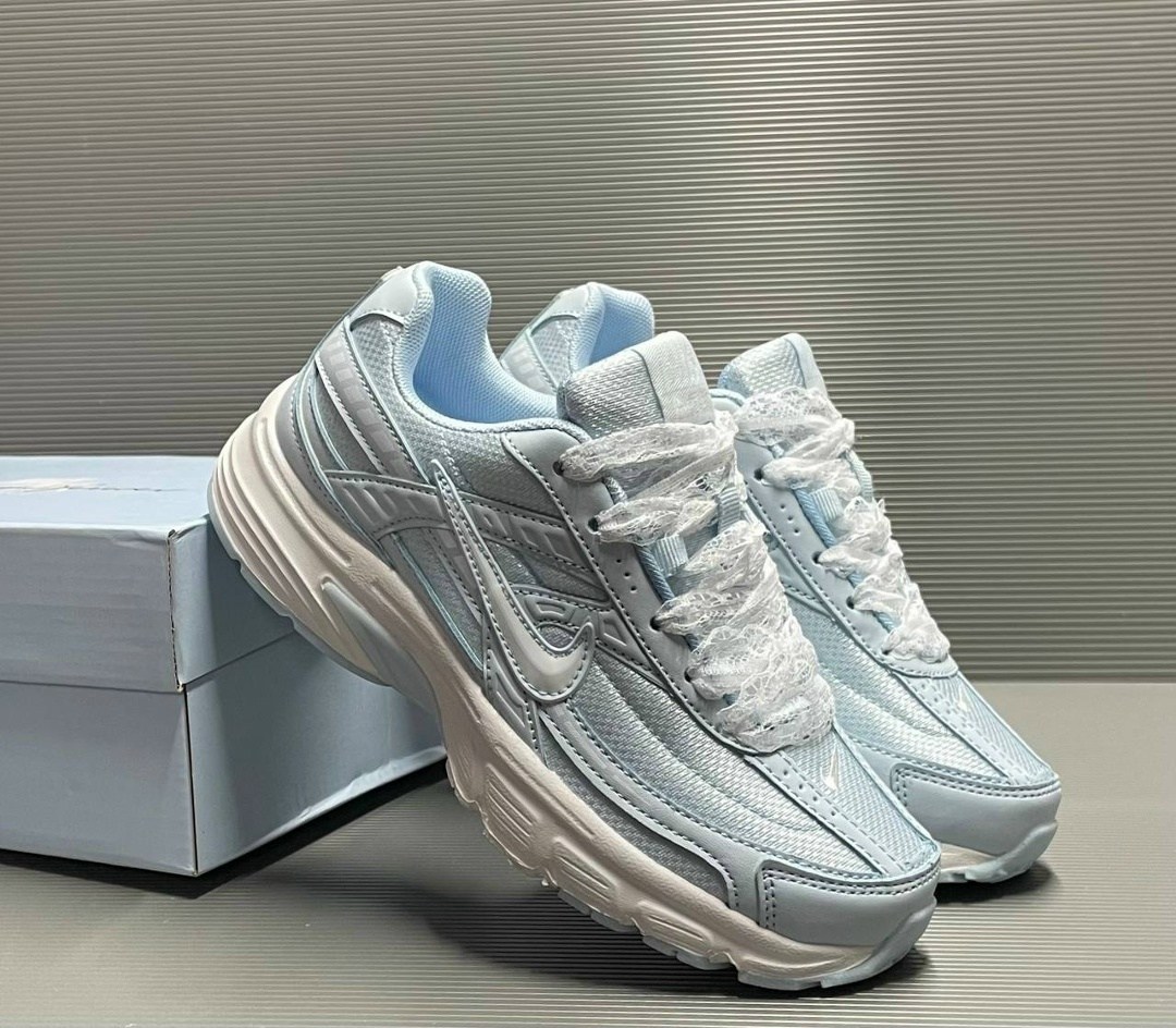 кроссовки nike initiator,кроссовки nike,женские кроссовки nike initiator серебристого цвета,кроссовки,кроссовки женские nike