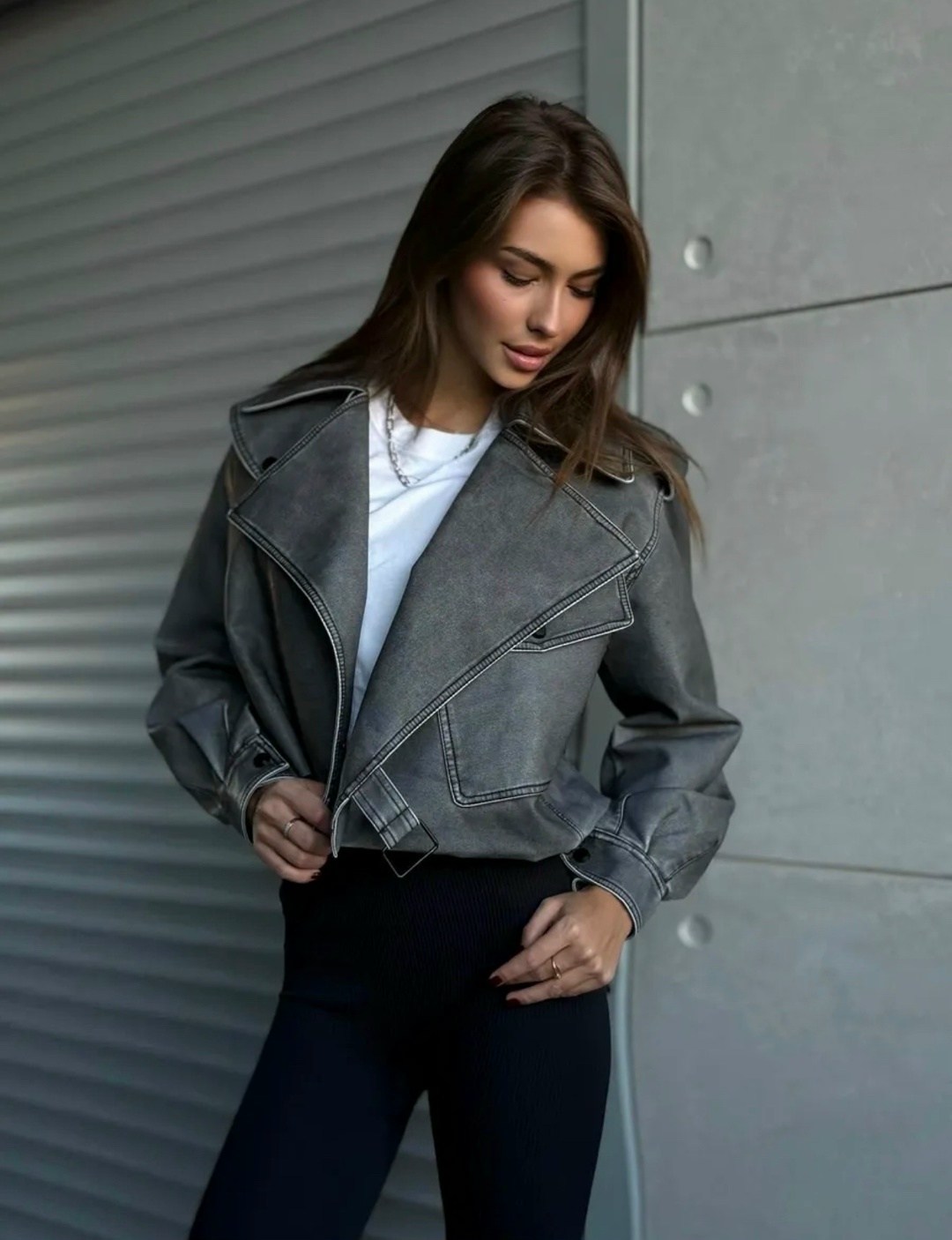 косуха кожаная тренч короткая,кожаная куртка косуха janna banana цвет серый,куртка косуха,косуха женская 2026,женская кожаная куртка косуха