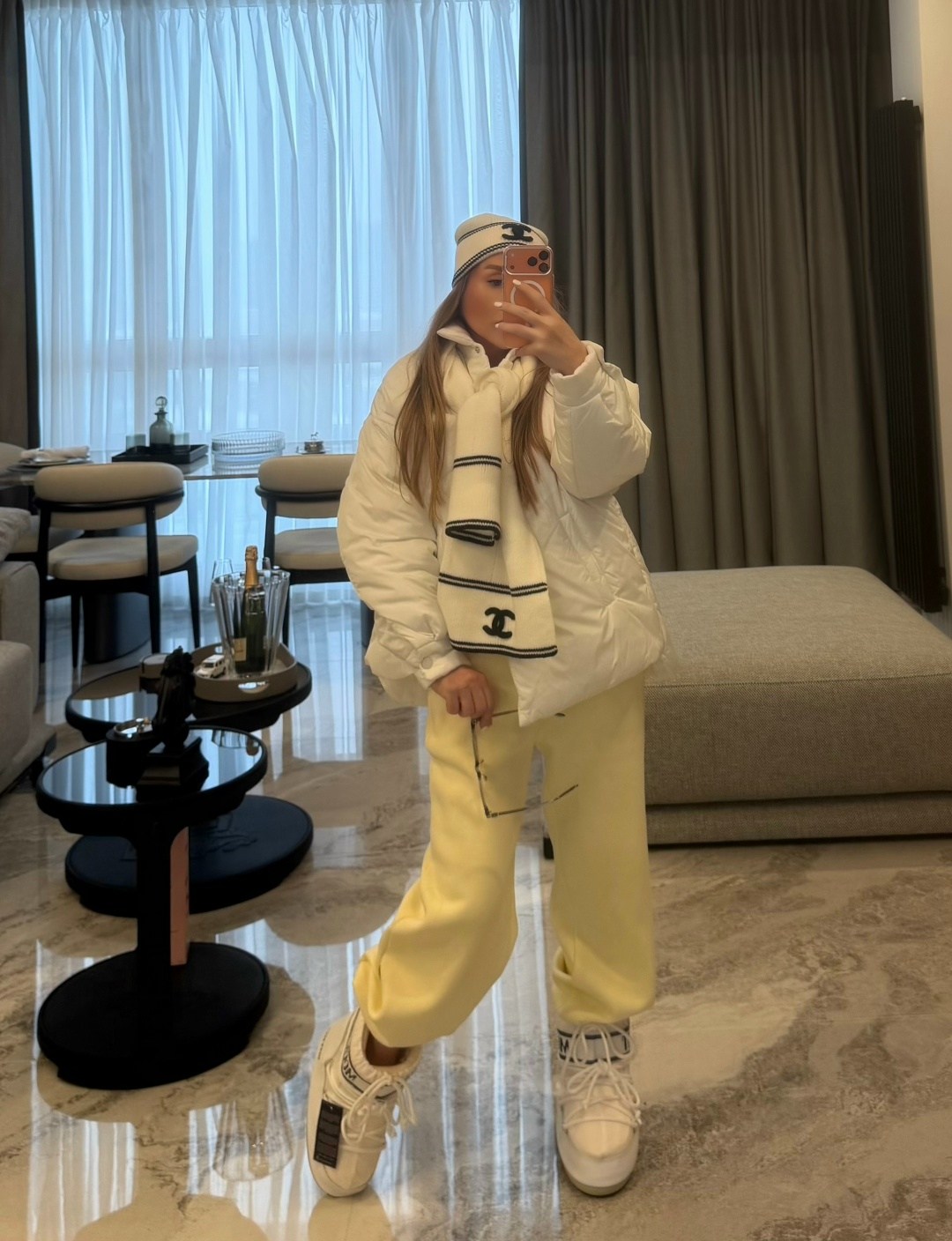 зимний стиль одежды,кэжуал зимние наряды,образ с белым пуховиком,зимняя куртка,женская зимняя куртка