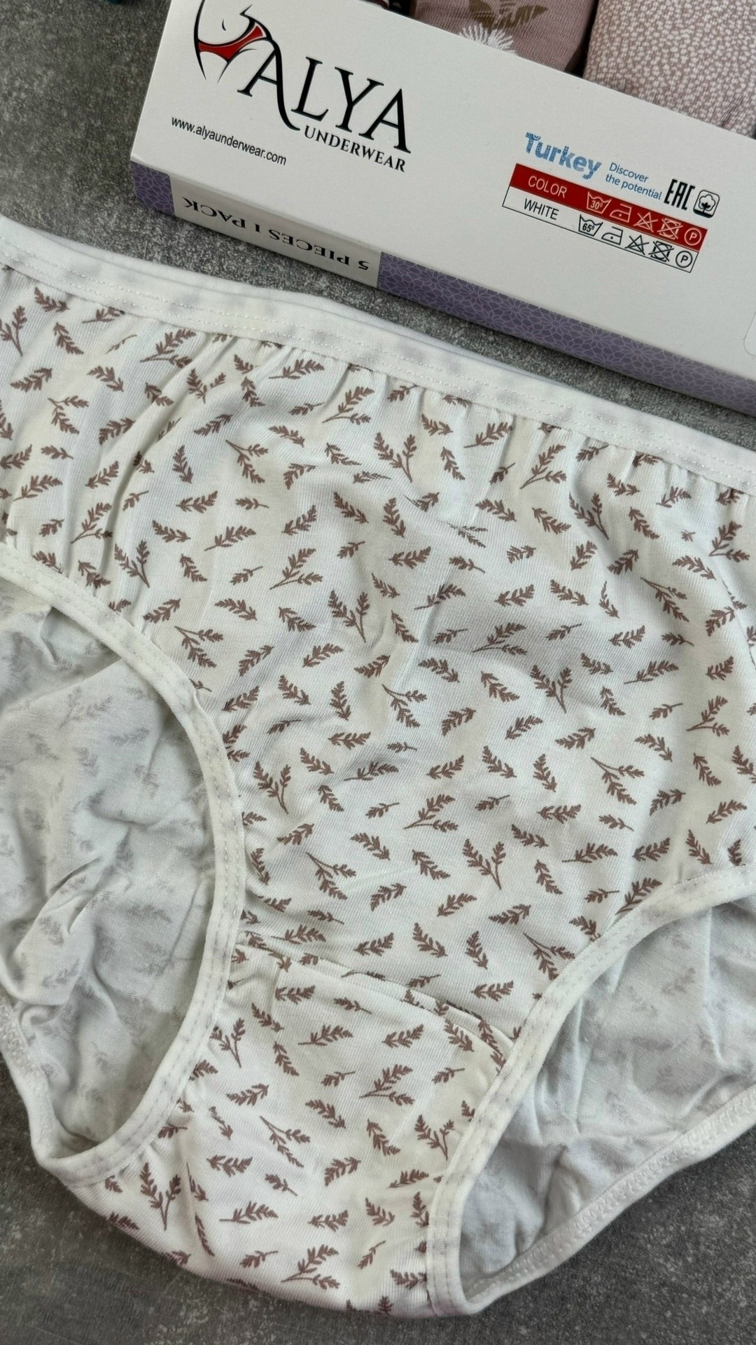 красная ягода,искусственные ягоды,еловая ветка с ягодами,новогодние ветки,ягод