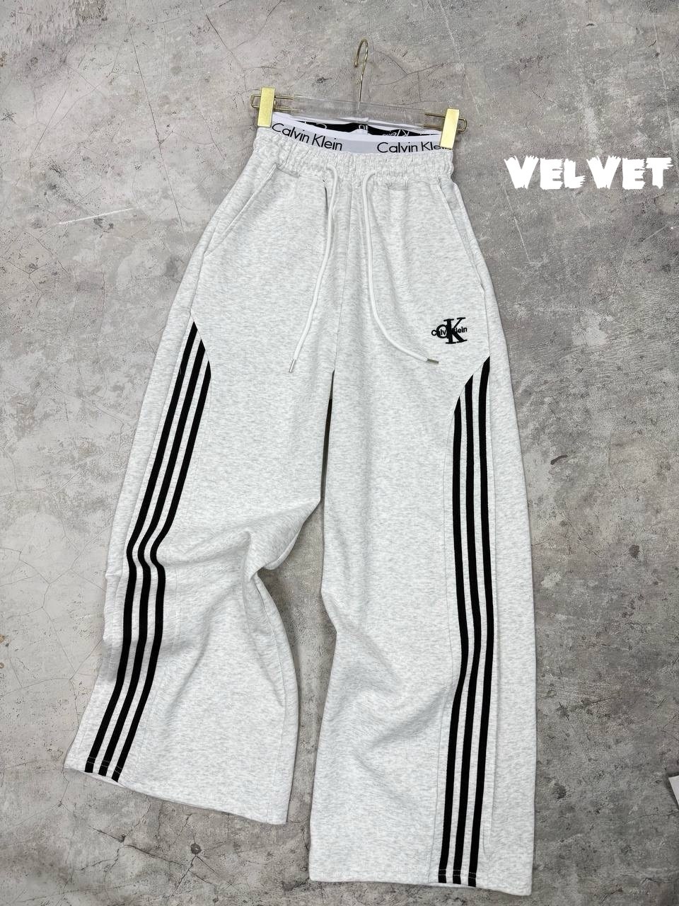 брюки карго с лампасами широкие y2k styfash,спортивные штаны y2k широкие оверсайз с вышивкой без начеса adidas,брюки оверсайз с лампасами широкие спортивные y2k,широкие штаны адидас женские,y2k штаны