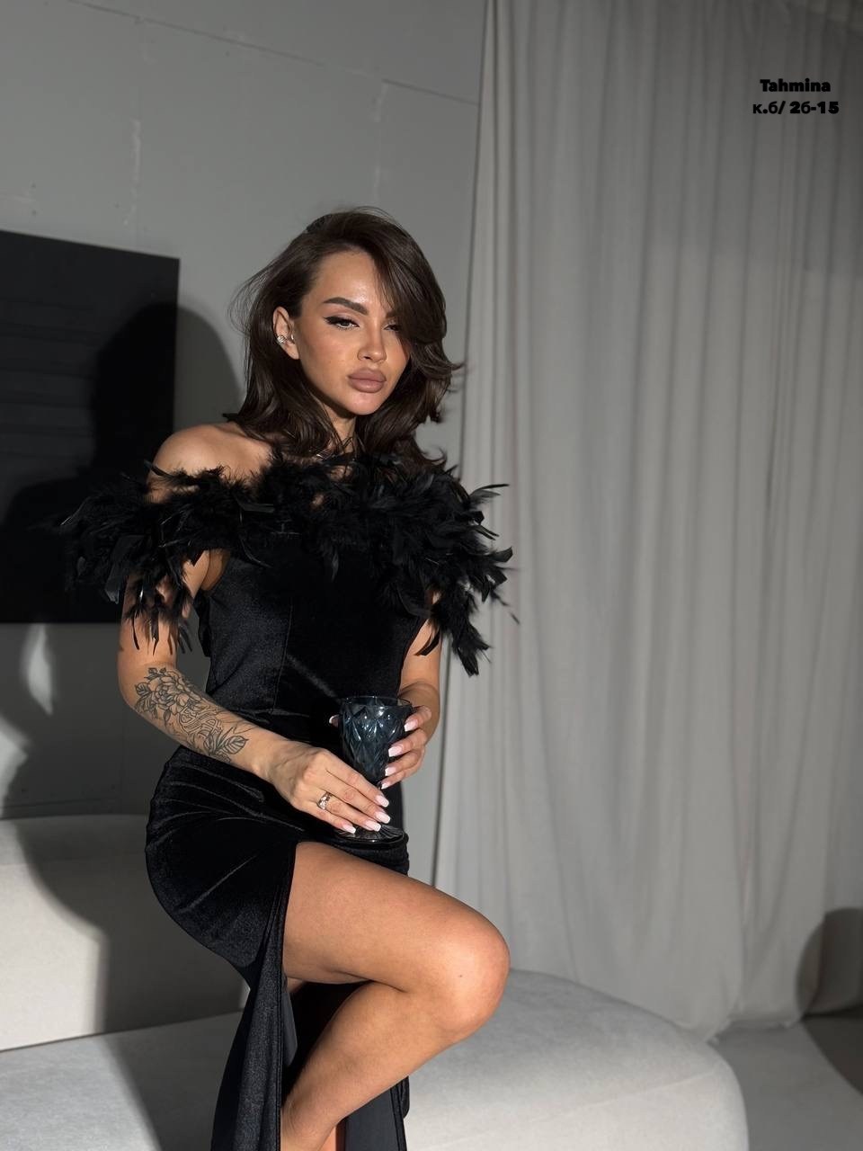 вечернее платье,роскошное вечернее платье,женское платье в длине миди,платье с перьями,платье женское